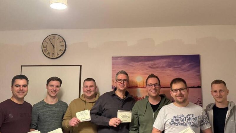 Freude über Neuanschaffungen: Förderverein der Xantener Feuerwehr sorgt für vorzeitige Bescherung