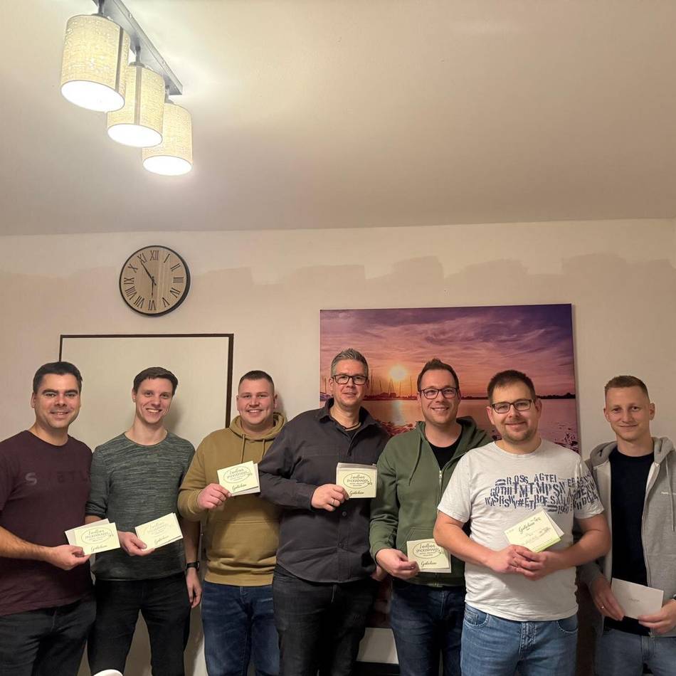 Freude über Neuanschaffungen: Förderverein der Xantener Feuerwehr sorgt für vorzeitige Bescherung