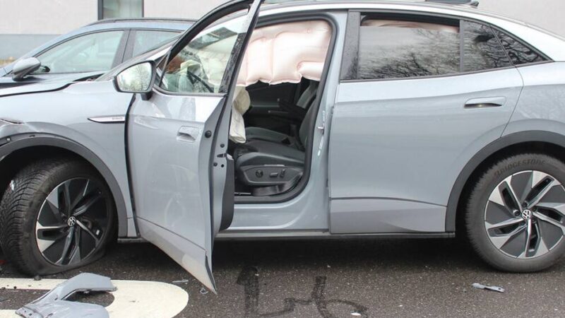 In Monheim: Zwei Verletzte nach Unfall auf der Schwalbenstraße