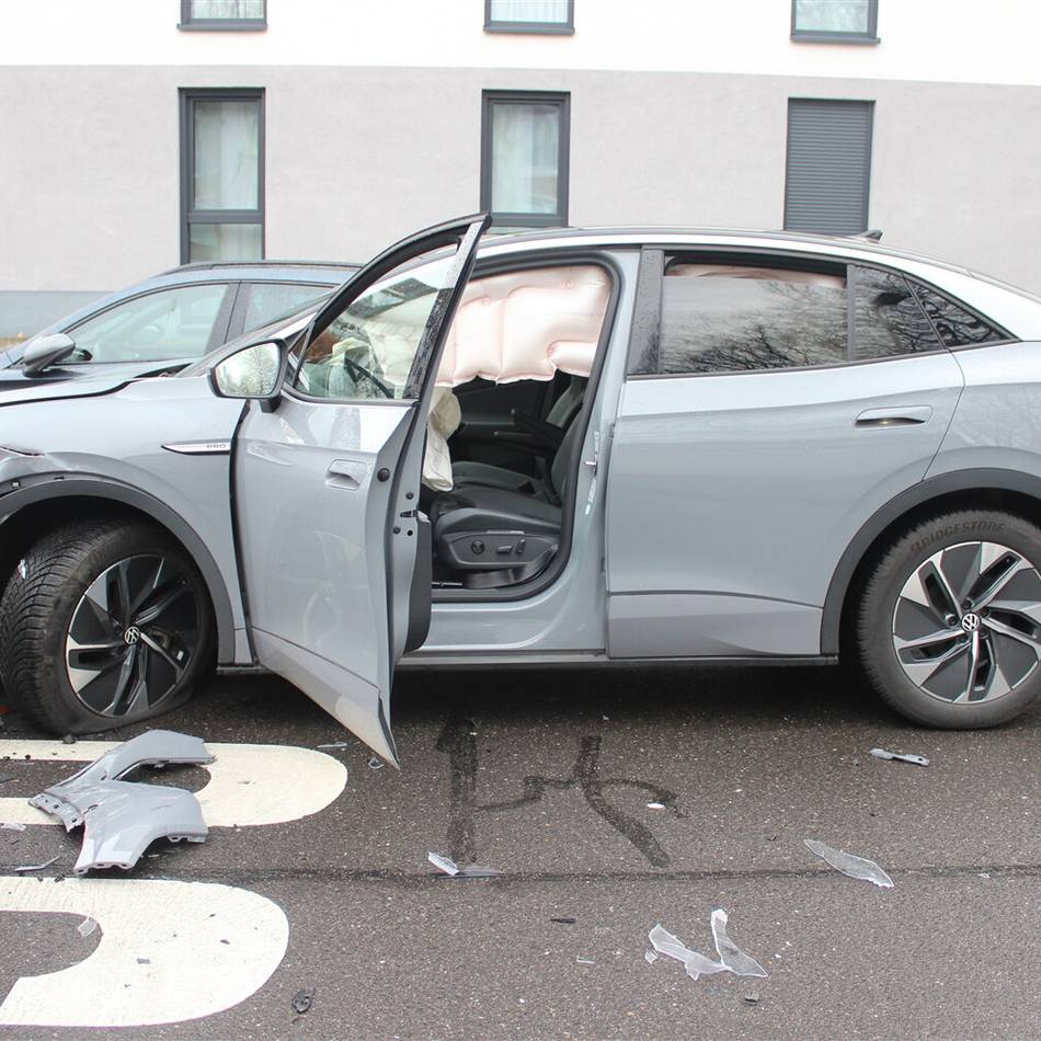 In Monheim: Zwei Verletzte nach Unfall auf der Schwalbenstraße