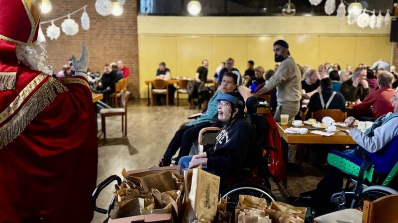 Im Pfarrsaal von St. Peter und Paul: Lebenshilfe: So stimmungsvoll war die Nikolausfeier