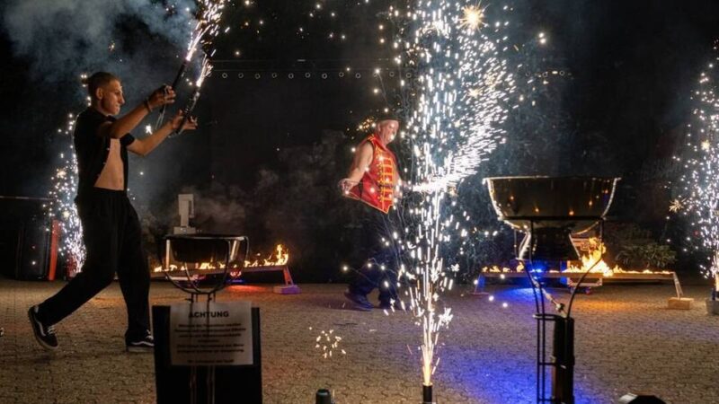 Weihnachtsmarkt am dritten Adventwochenende: Uedemer Büdchenzauber bietet besinnliche Vorfreude und Feuershow