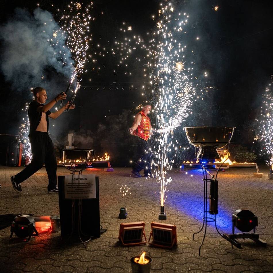 Weihnachtsmarkt am dritten Adventwochenende: Uedemer Büdchenzauber bietet besinnliche Vorfreude und Feuershow