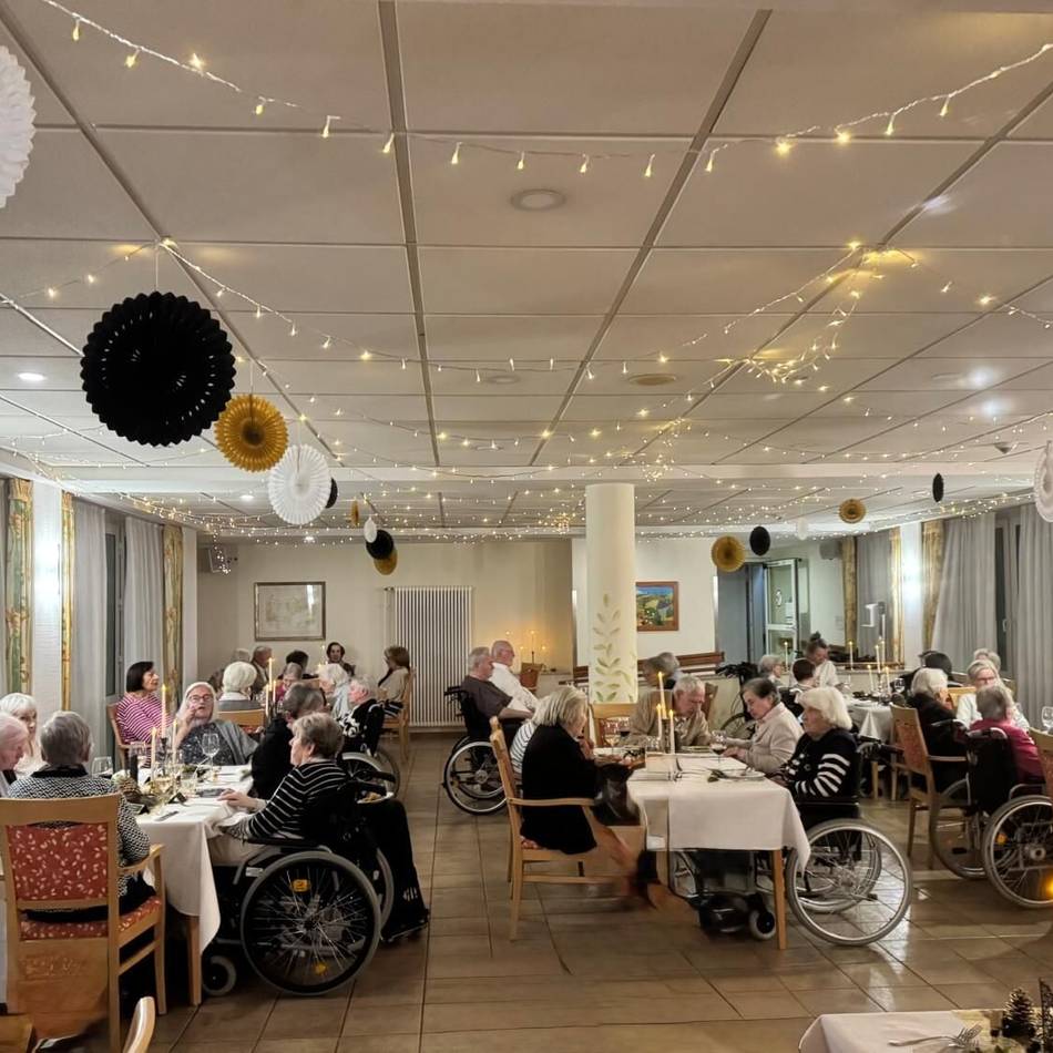 „Dass ich das noch erleben durfte“: Gala-Dinner erfreut Bewohner in Meerbuscher Seniorenheim