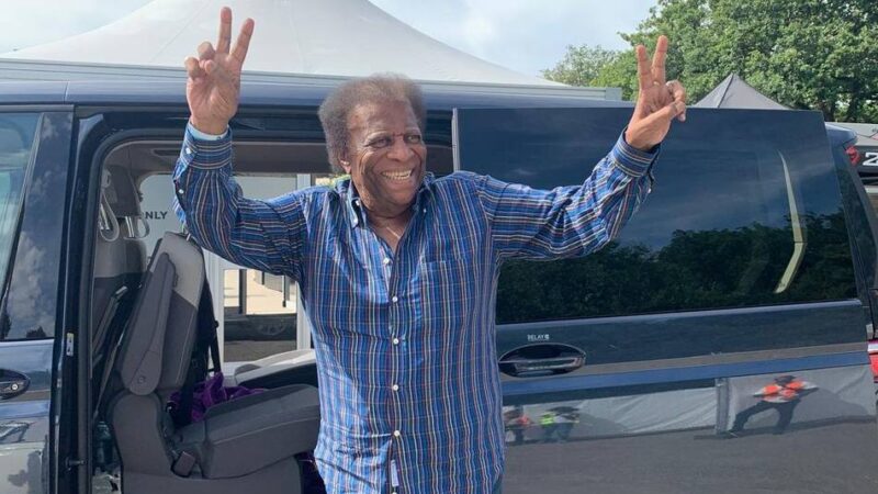 Mein kompliziertes Interview mit dem Schlagerstar: „Bist du Profi? Was sind das für Fragen?“ – Interview-Lehrstunde mit Roberto Blanco