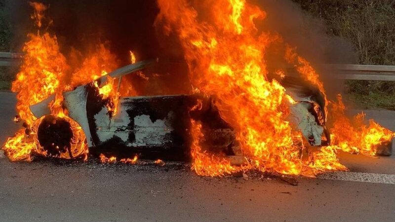 Die Insassen konnten sich gerade noch retten: Kleinwagen geriet auf der A3 bei Mettmann in Brand