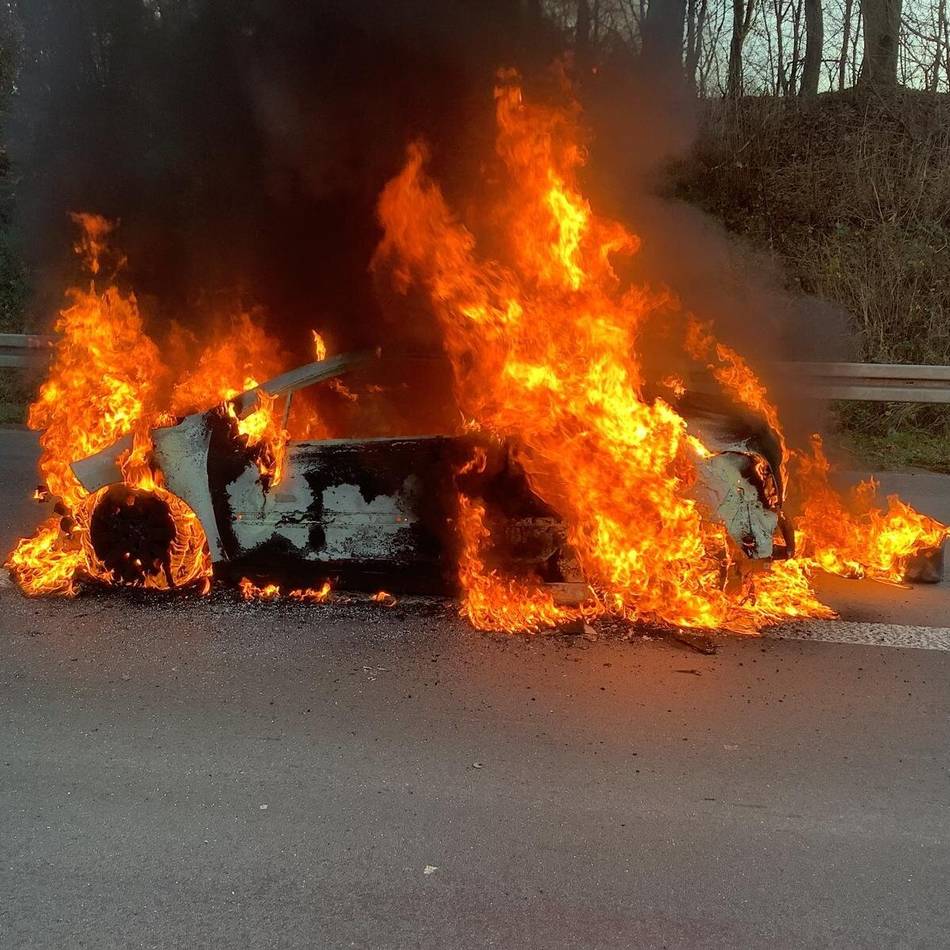 Die Insassen konnten sich gerade noch retten: Kleinwagen geriet auf der A3 bei Mettmann in Brand