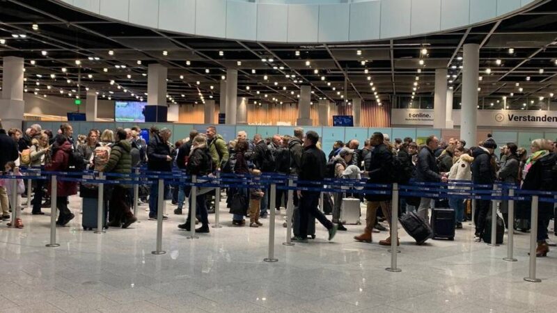 Airport erwartet 150.000 Passagiere: Ferienstart in NRW – so ist die Lage am Flughafen Düsseldorf