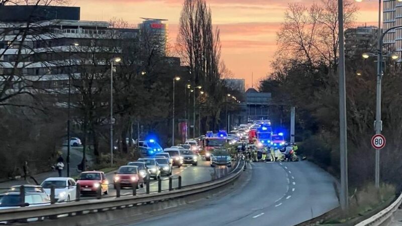 Unfall in Düsseldorf: Auto überschlägt sich – Kennedydamm nach Sperrung wieder frei