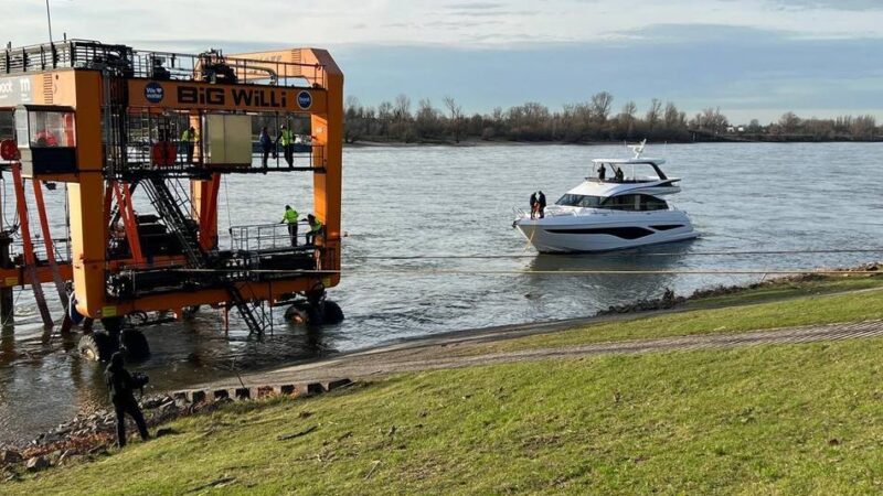 Messe Boot in Düsseldorf: Big Willi hebt die ersten Millionenjachten aus dem Rhein