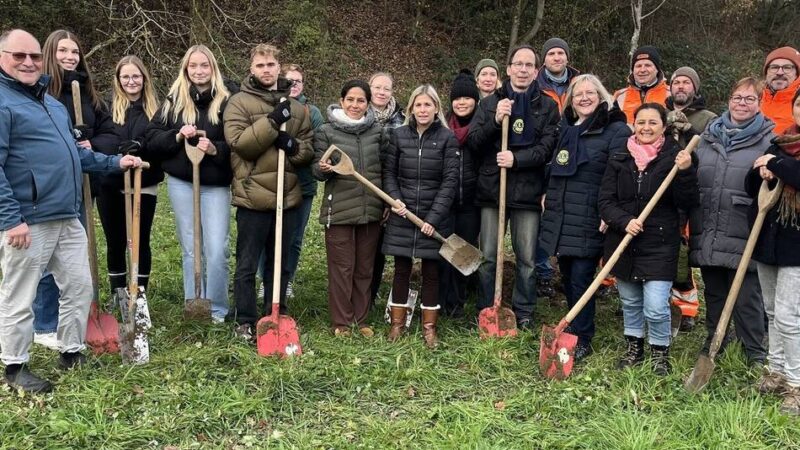 Auch Bürgermeisterin Wienecke am Spaten: Neun neue Apfelbäume für den Monheimer Klimawald