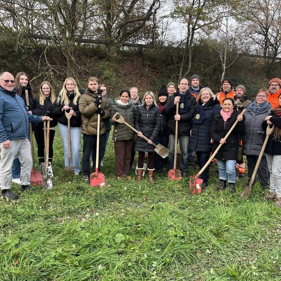 Auch Bürgermeisterin Wienecke am Spaten: Neun neue Apfelbäume für den Monheimer Klimawald