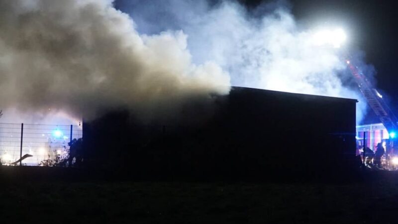 Brand in Rahser: 21 Garagen drohen einzustürzen