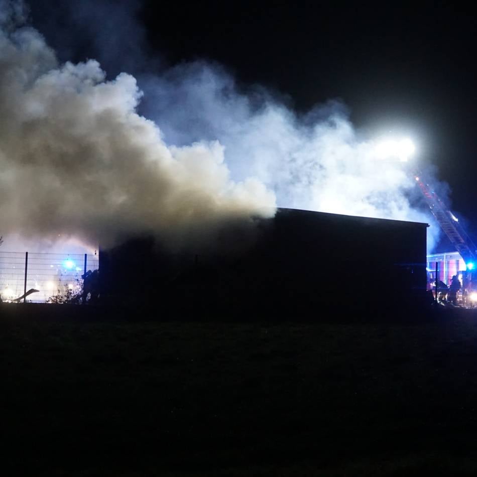 Brand in Rahser: 21 Garagen drohen einzustürzen