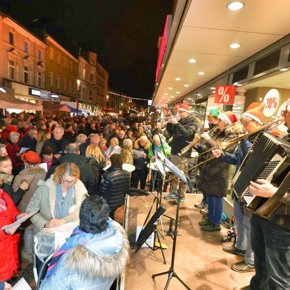 Traditioneller Termin in Leverkusen: Weihnachtssingen mit Gina – diesmal für den guten Zweck
