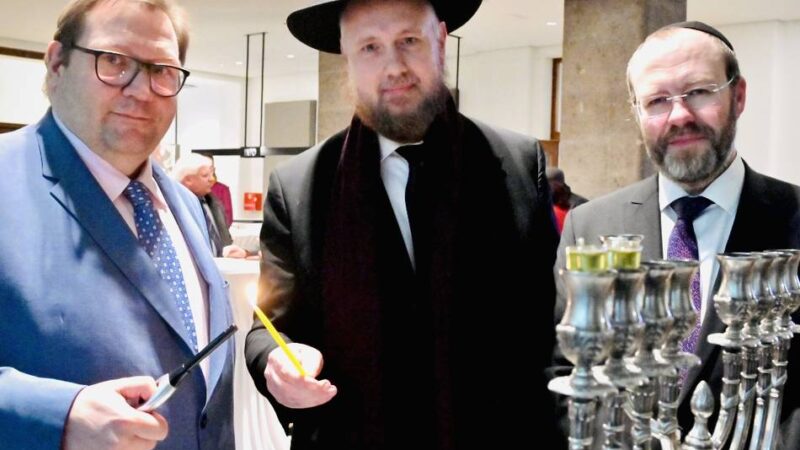 Jüdische Feier in Krefeld: Bewegende Worte zum Chanukka-Fest im Rathaus