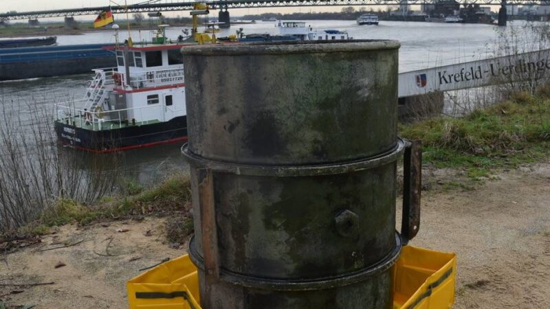 Gefahrstoffeinsatz in Krefeld: Schiffahrtsamt birgt Fass mit unbekanntem Inhalt aus dem Rhein