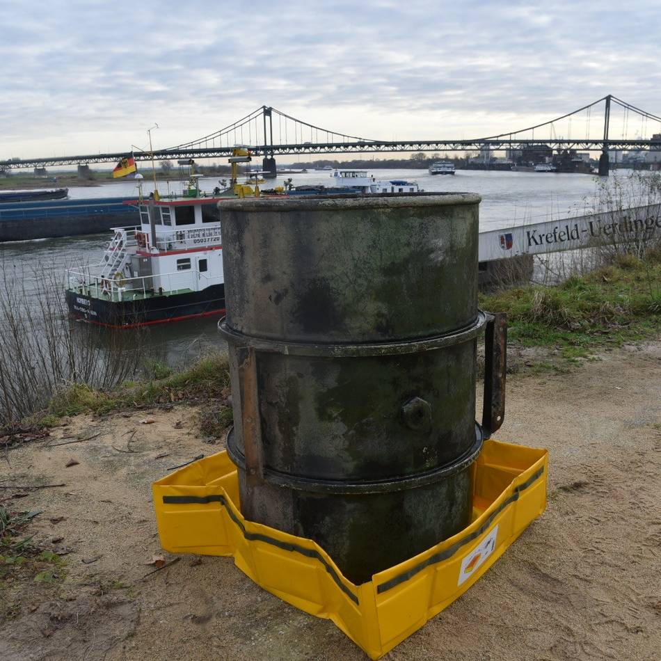 Gefahrstoffeinsatz in Krefeld: Schiffahrtsamt birgt Fass mit unbekanntem Inhalt aus dem Rhein
