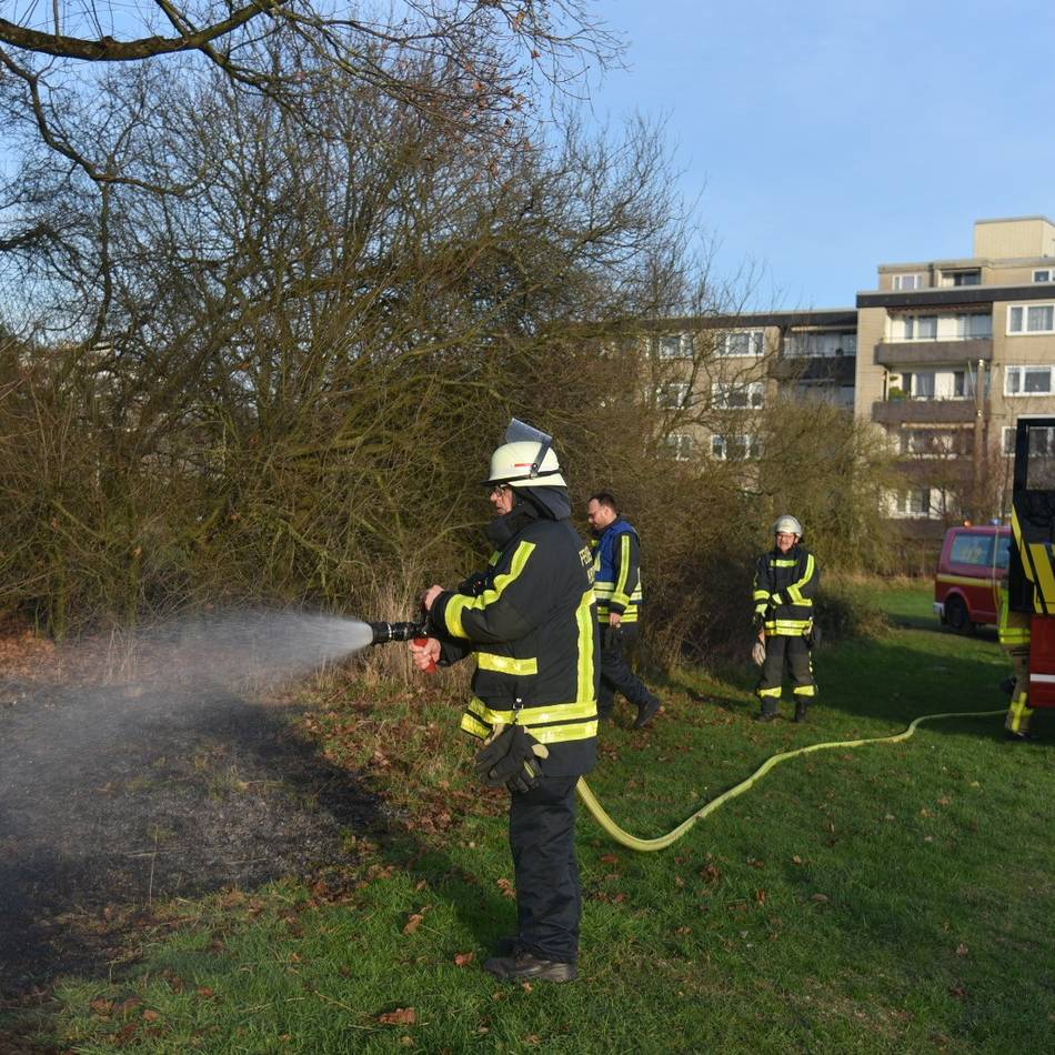 Einsatz in Krefeld: Feuerwehr löscht Vegetationsbrand in Elfrath