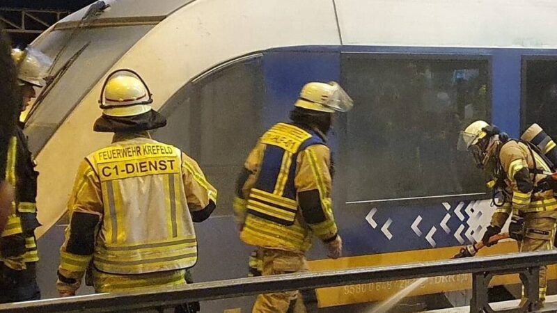 Feuerwehreinsatz am Hauptbahnhof: Brennender Niersexpress legt Gleise in Krefeld lahm