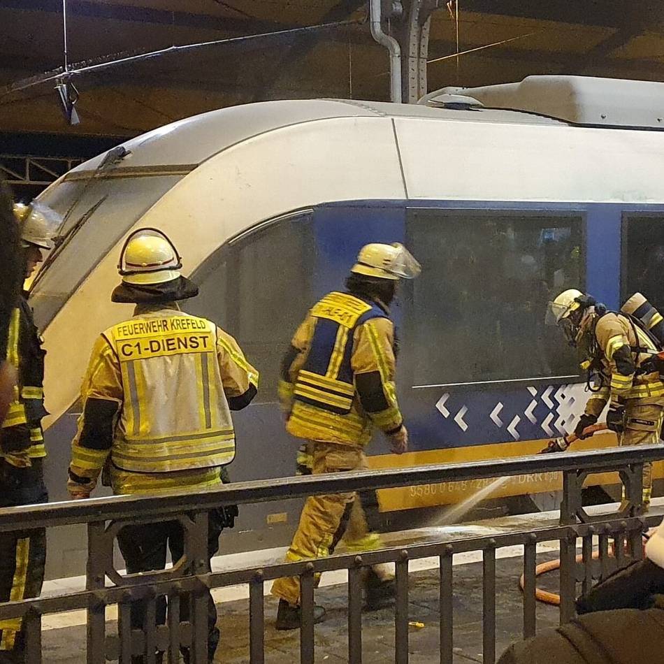 Feuerwehreinsatz am Hauptbahnhof: Brennender Niersexpress legt Gleise in Krefeld lahm