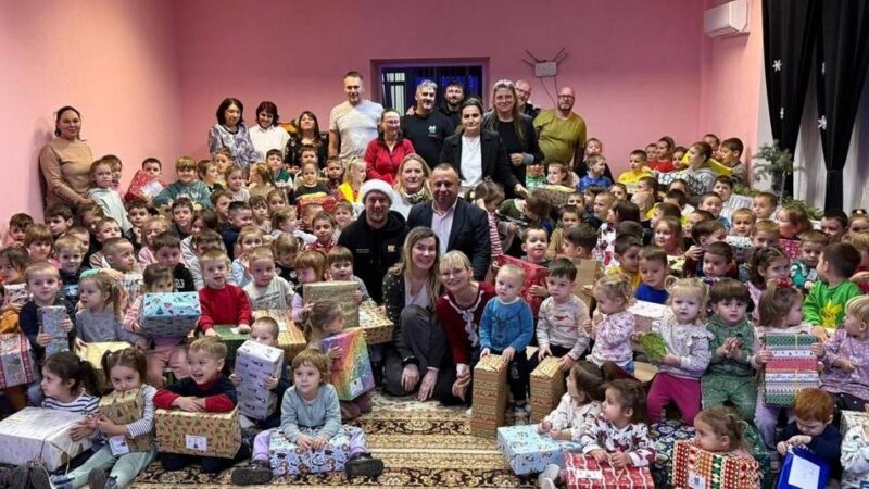 Xantener begleitet Weihnachtspäckchenkonvoi: Wo schon Stifte und Schere das größte Geschenk sind