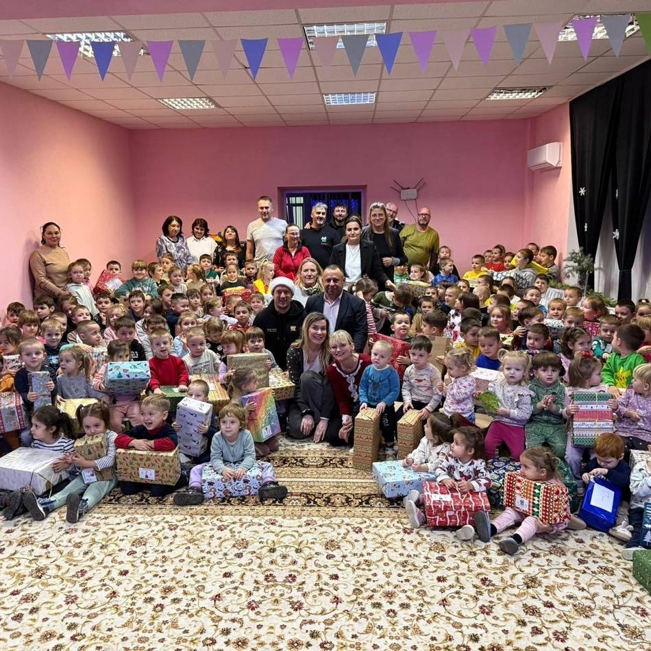 Xantener begleitet Weihnachtspäckchenkonvoi: Wo schon Stifte und Schere das größte Geschenk sind