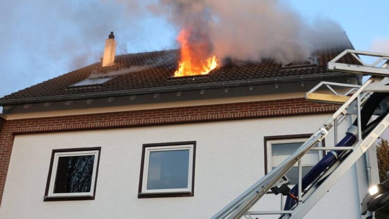 Großeinsatz für die Feuerwehr: Anwohner rettet Senior aus brennendem Haus in der Südstadt