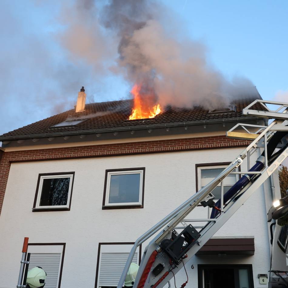 Großeinsatz für die Feuerwehr: Anwohner rettet Senior aus brennendem Haus in der Südstadt