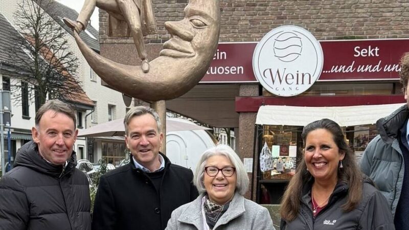 Geschenk des Verkehrs- und Verschönerungsvereins Dülken: Bronzeskulptur schmückt Peterboroughplatz in Dülken