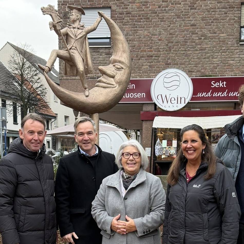 Geschenk des Verkehrs- und Verschönerungsvereins Dülken: Bronzeskulptur schmückt Peterboroughplatz in Dülken