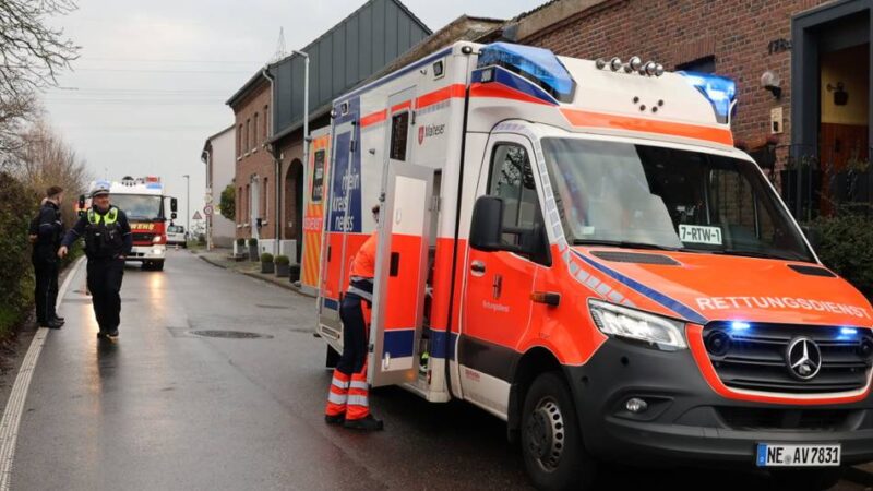 Einsatz am Morgen in Jüchen: Rettungshubschrauber kreiste über Dürselen