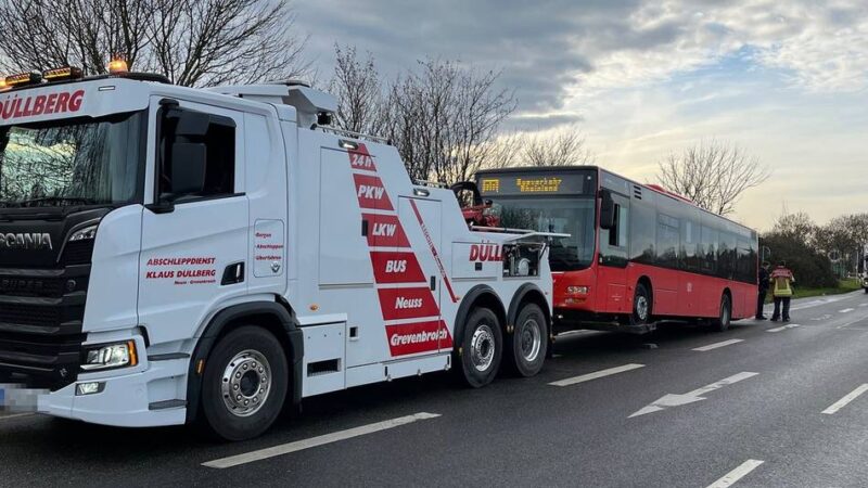 Sperrung in Dormagen: Ölspur auf K18 – Feuerwehr verärgert über „gefährliches Fahrverhalten“