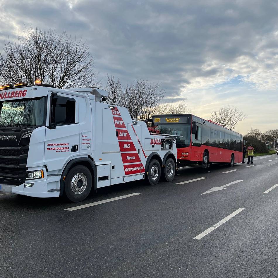 Sperrung in Dormagen: Ölspur auf K18 – Feuerwehr verärgert über „gefährliches Fahrverhalten“