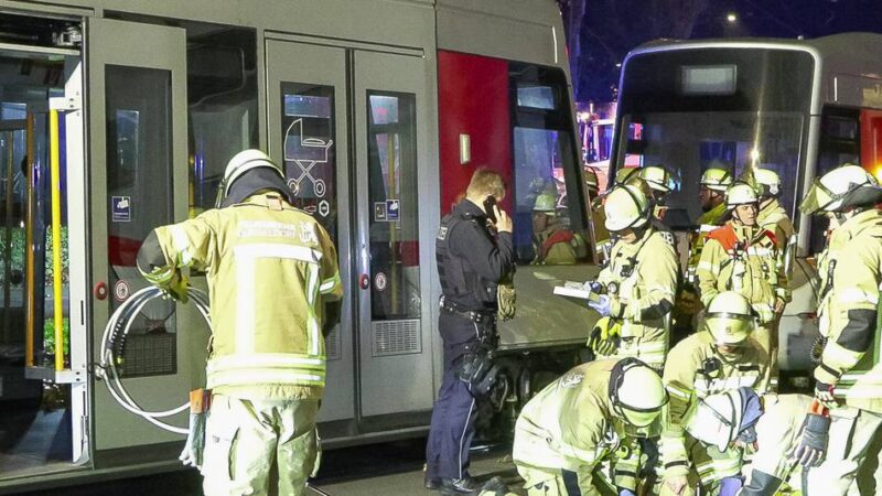 Unfall in Düsseldorf: Nächtlicher Einsatz in Benrath – Mann gerät unter Straßenbahn