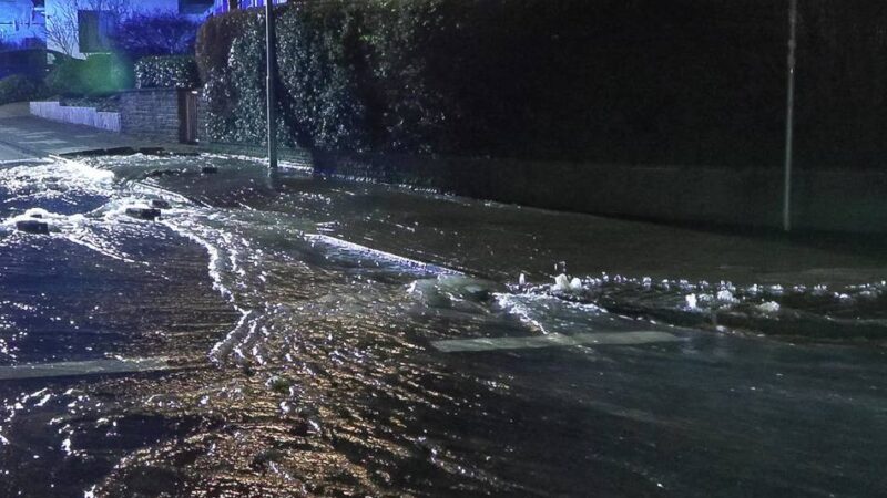 Knipprather Straße Monheim: Rohrbruch: Wasser überflutet Straßen