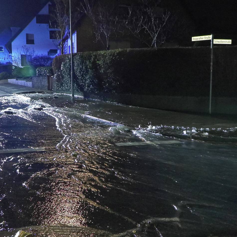 Knipprather Straße Monheim: Rohrbruch: Wasser überflutet Straßen