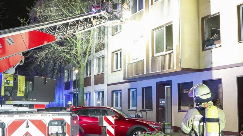 E-Scooter mögliche Ursache: Zimmerbrand in Flingern – Feuerwehr rettet sieben Personen