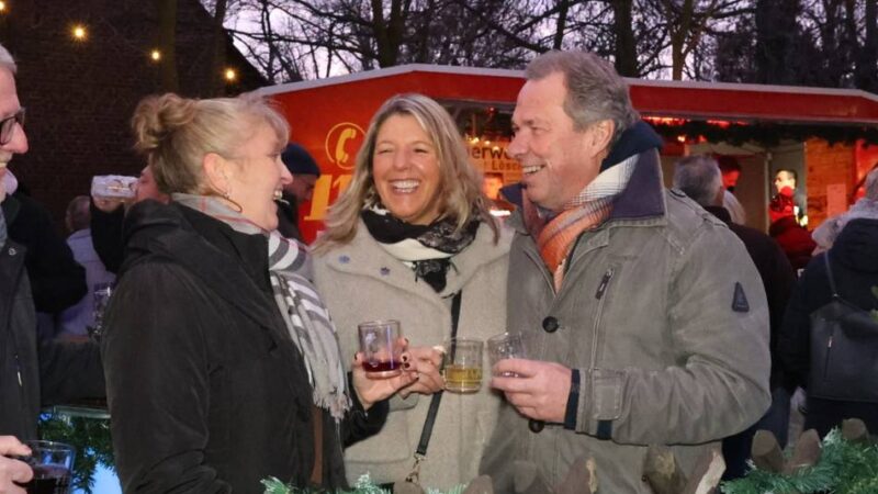 Weihnachtsmarkt in Jüchen: Friedenslicht und Gemütlichkeit um St. Jakobus