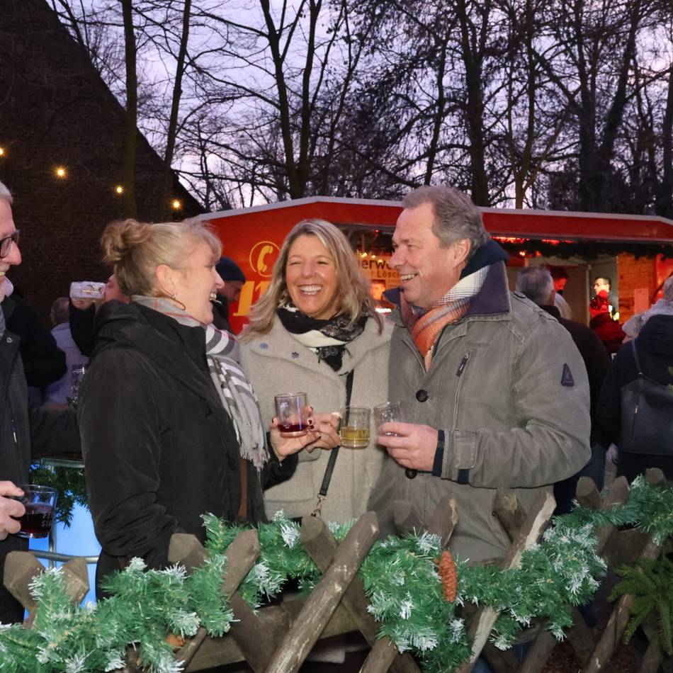 Weihnachtsmarkt in Jüchen: Friedenslicht und Gemütlichkeit um St. Jakobus
