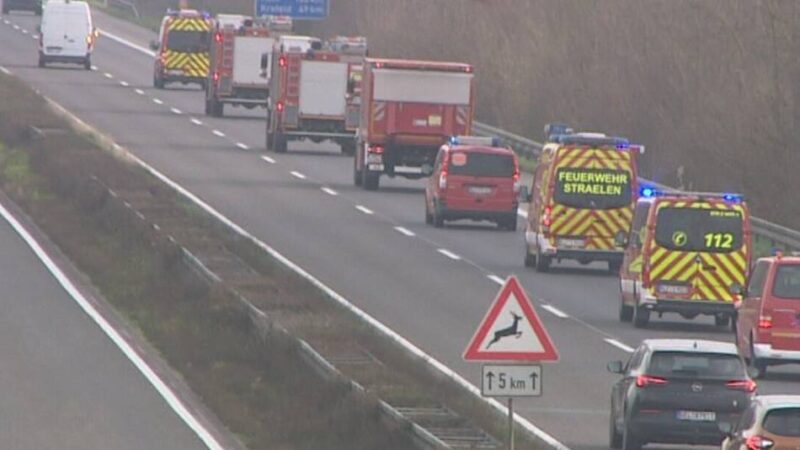 Großbrand im Hafen: Feuerwehr aus dem Kreis Kleve rückt zur Verstärkung nach Krefeld aus