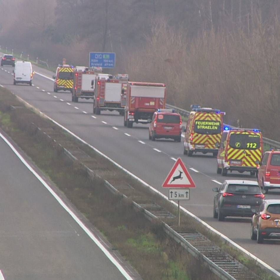 Großbrand im Hafen: Feuerwehr aus dem Kreis Kleve rückt zur Verstärkung nach Krefeld aus