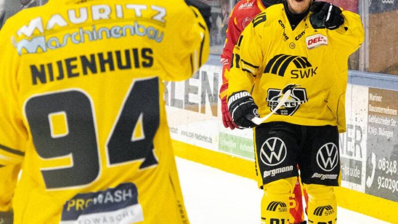 6:1 in Kaufbeuren: Leere Bank, volle Punktzahl – der deutliche Auswärtssieg der Pinguine im Video