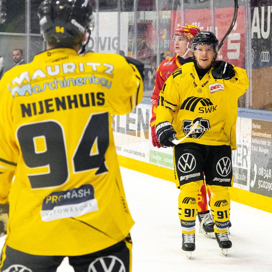 6:1 in Kaufbeuren: Leere Bank, volle Punktzahl – der deutliche Auswärtssieg der Pinguine im Video