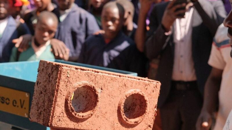 Eine Maschine, die Welten verbindet: Meerbuscher bauen Lehmsteinpresse für Kamerun