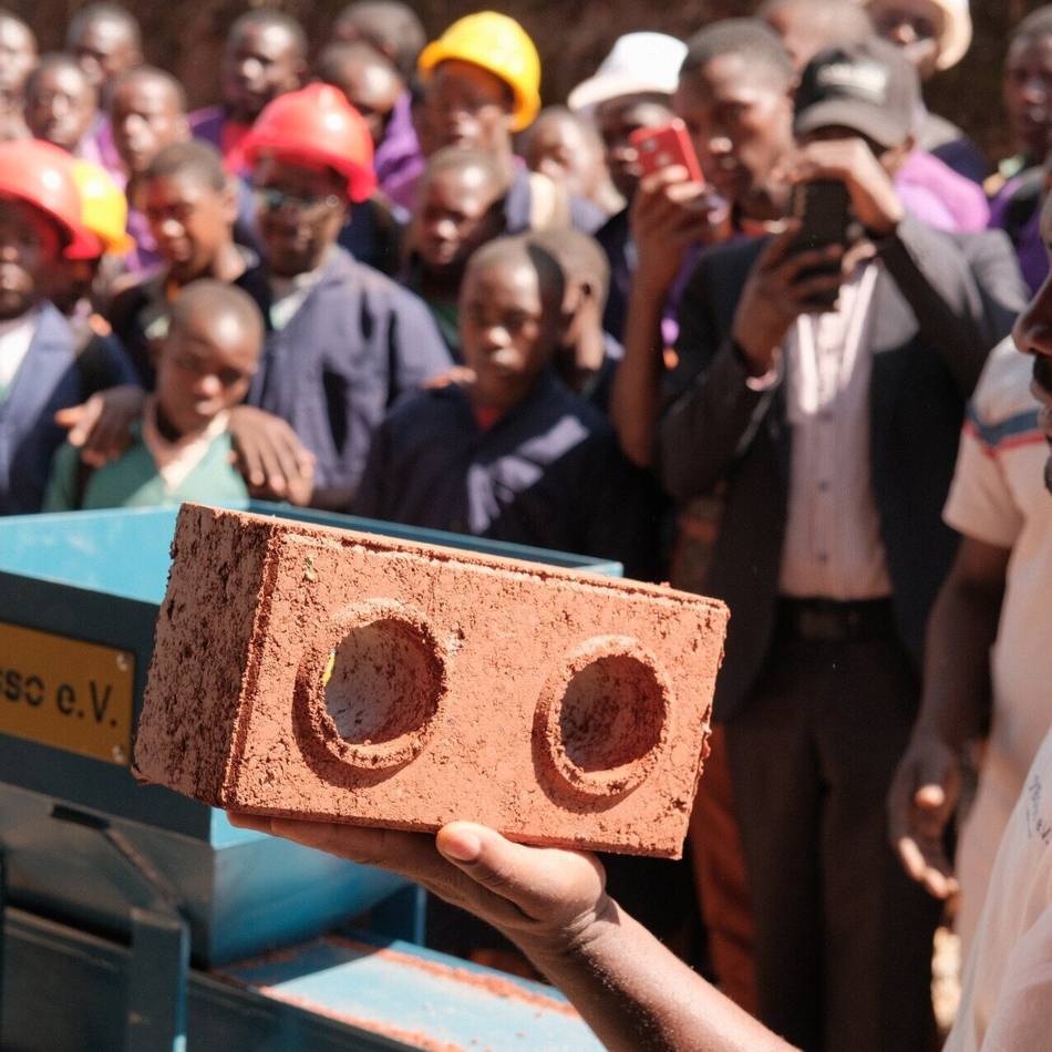 Eine Maschine, die Welten verbindet: Meerbuscher bauen Lehmsteinpresse für Kamerun