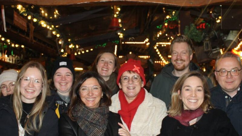 Reservierte Stammtische, heißer Glühwein und kühles Bier: Wenn der Weihnachtsmarkt zum Firmentreff wird