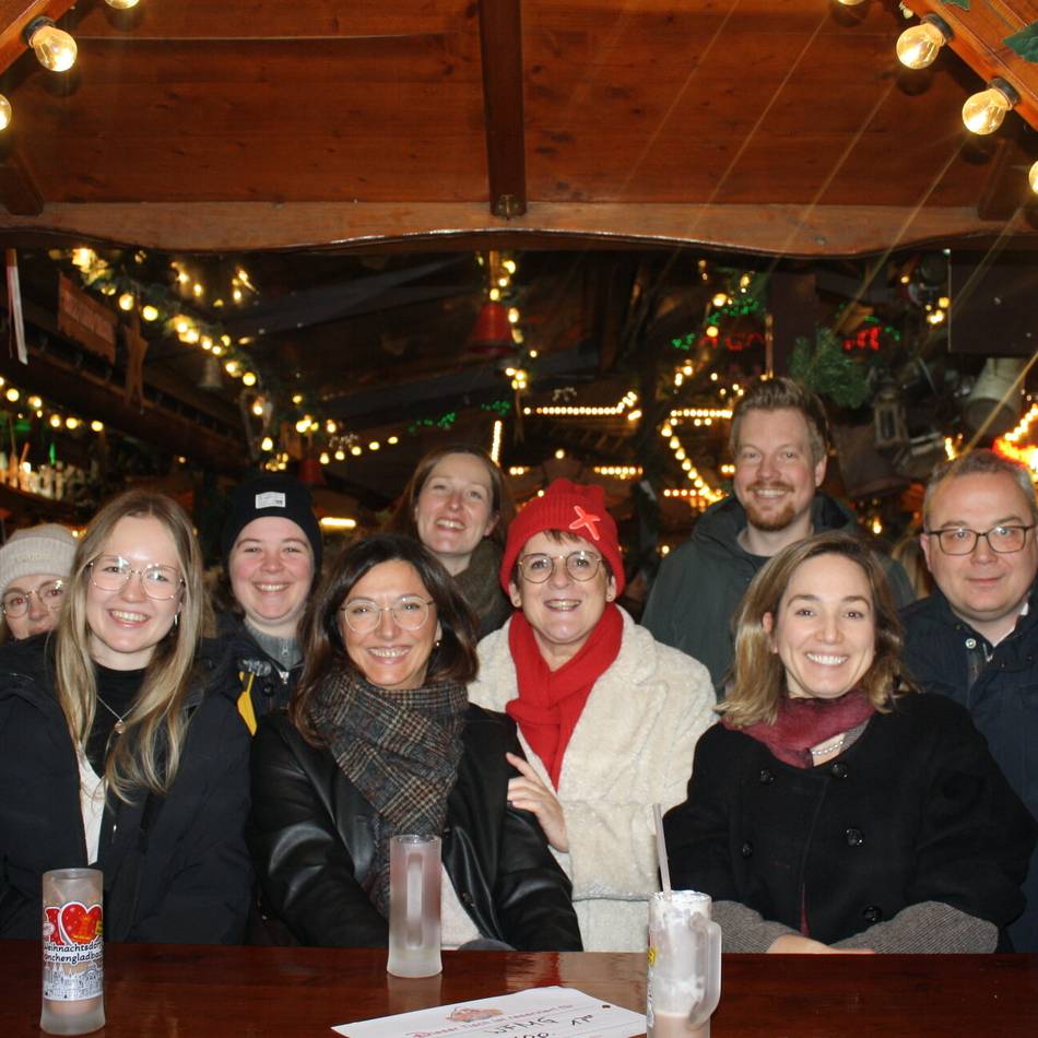 Reservierte Stammtische, heißer Glühwein und kühles Bier: Wenn der Weihnachtsmarkt zum Firmentreff wird