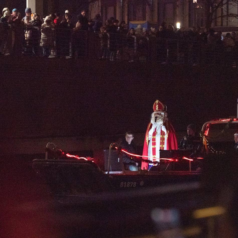 Tradition in Kleve: Der Nikolaus kommt über das Wasser und steigt in die Kutsche