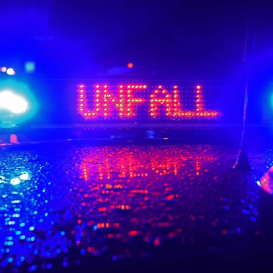 Frau bei Vollbremsung leicht verletzt: Polizei sucht Autofahrer wegen gefährlichem Überholmanöver